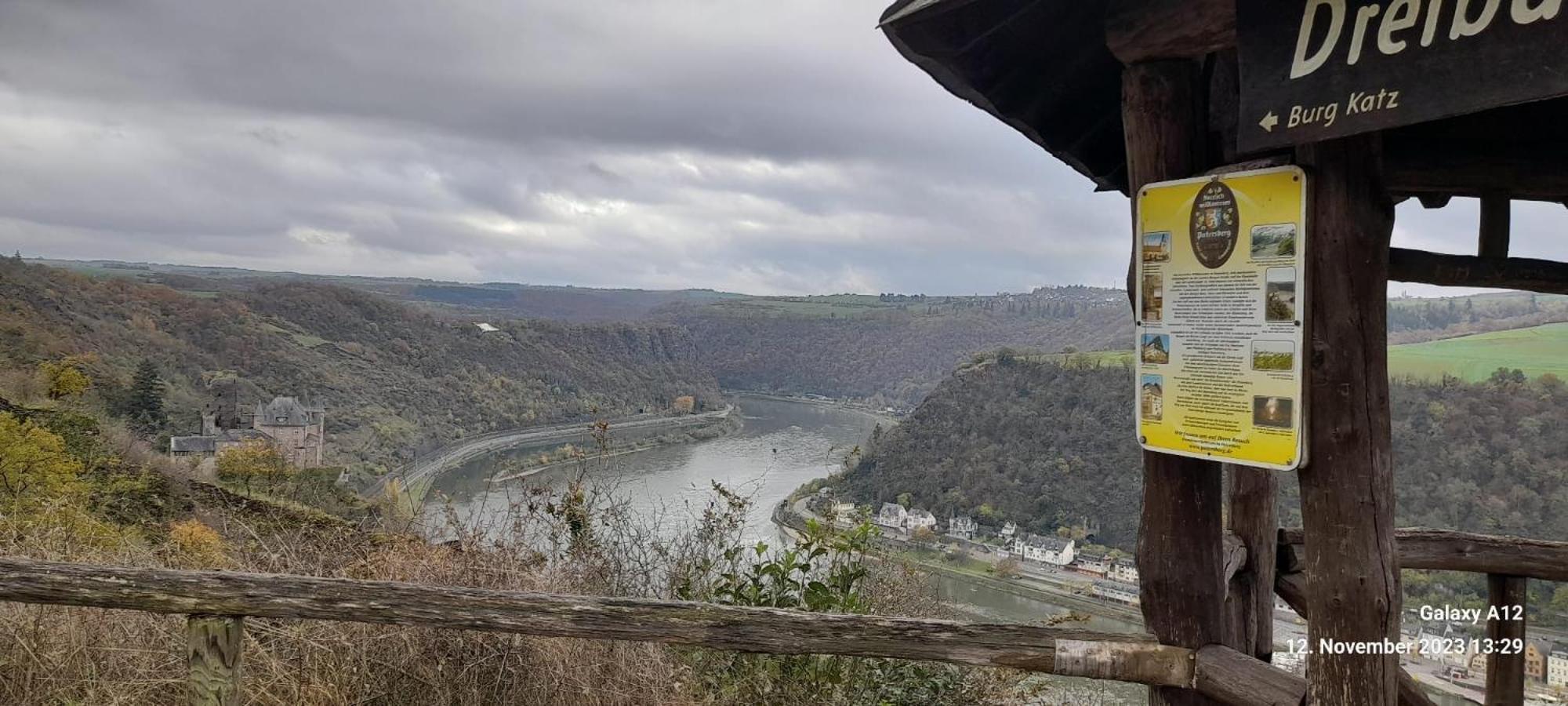 Apartamento Teufelsstein, Wandern, Ausblick, Freilichtbuehne, Loreley, 3 Burgenblick, Rhein, 30m2 Terrasse, Grillen, Entspannen, Natur, Rodelbahn, Wlan, Parkplatz, *